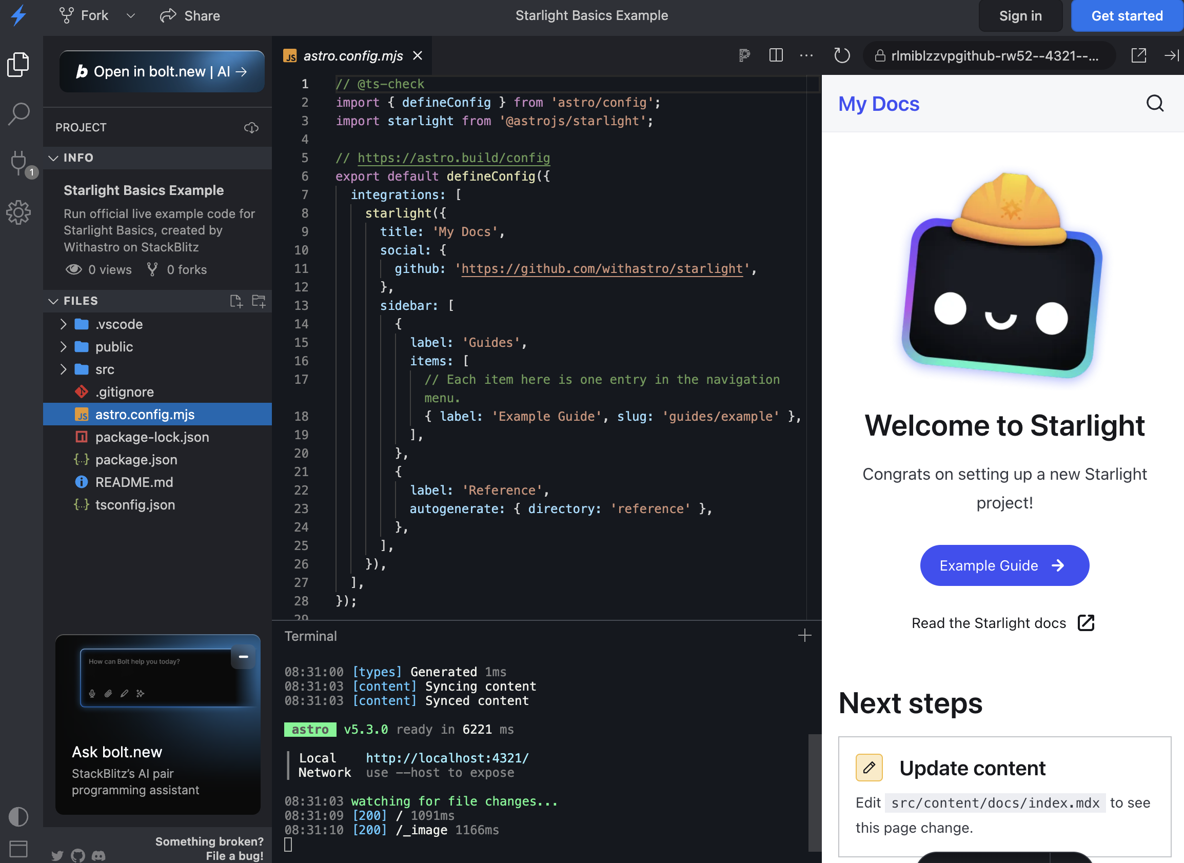 スクリーンショット：ブラウザ上で立ち上げたStarlightのプロジェクト。エディタ画面にはastro.config.mjsファイルが開かれ、Starlightの設定コードが表示されている。左側にはプロジェクトのディレクトリ構造が表示され、srcフォルダや設定ファイルが確認できる。下部のターミナルにはastro v5.3.0が起動し、ローカルサーバーがhttp://localhost:4321/で動作している。右側にはStarlightのドキュメントプレビューが表示されている。